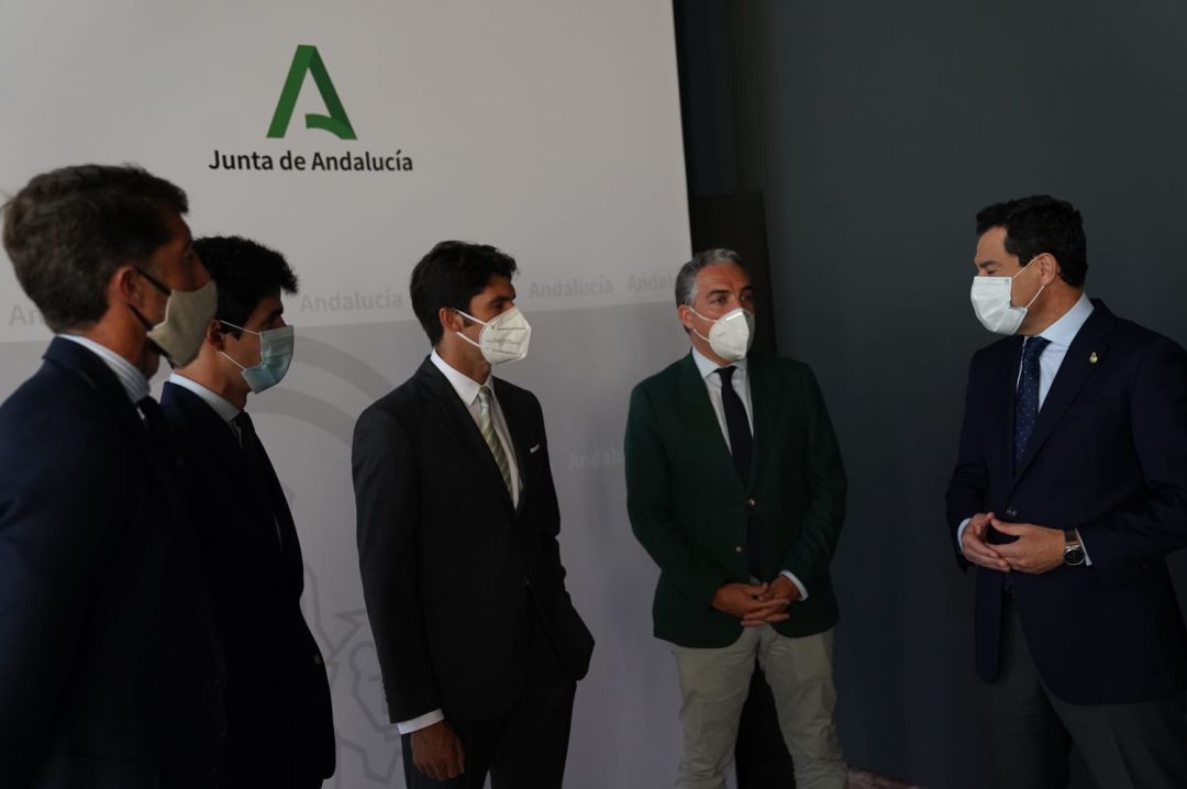 De izquierda a derecha, Manuel Escribano, Pablo Aguado, Cayetano Rivera Ordóñez, Elías Bendodo y Juanma Moreno De izquierda a derecha, Manuel Escribano, Pablo Aguado, Cayetano Rivera Ordóñez, Elías Bendodo y Juanma Moreno
