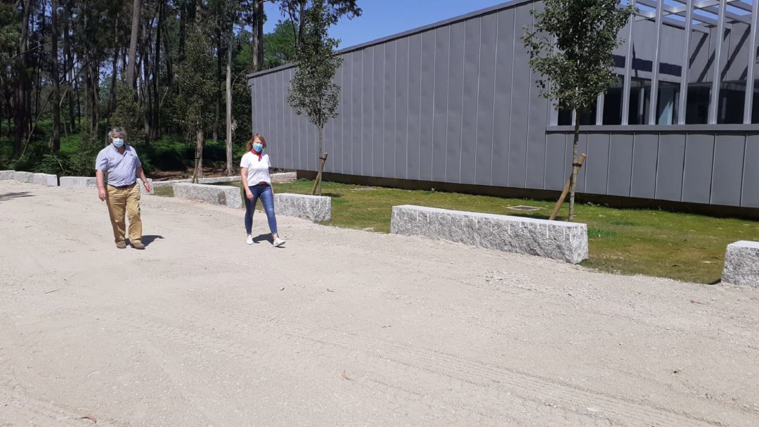 Loli Castiñeira, alcaldesa de Salceda, pasea por el aparcamiento municipal gratuito acondicionado en las inmediaciones del nuevo centro de salud. Loli Castiñeira, alcaldesa de Salceda, pasea por el aparcamiento municipal gratuito acondicionado en las inmediaciones del nuevo centro de salud.