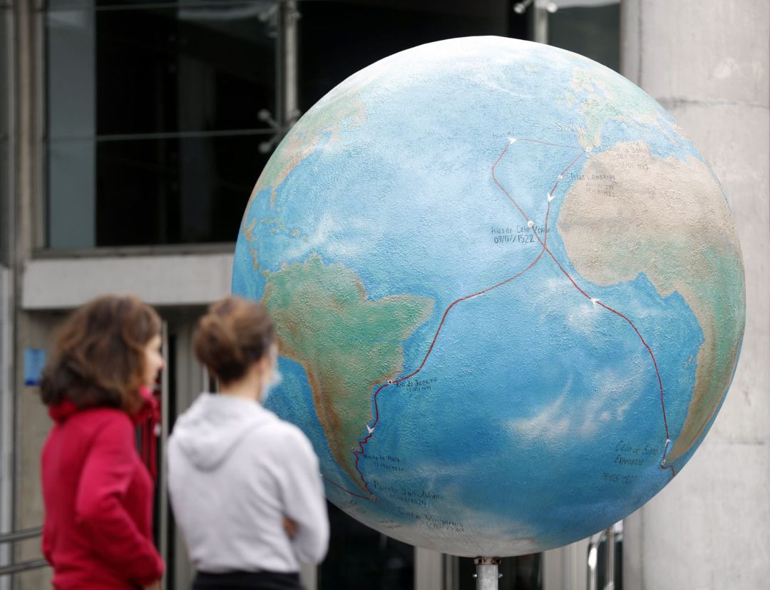 Dos personas observan la bola del mundo con sus océanos en Bilbao, donde este lunes se celebra el Día Mundial de los Océanos. Dos personas observan la bola del mundo con sus océanos en Bilbao, donde este lunes se celebra el Día Mundial de los Océanos.