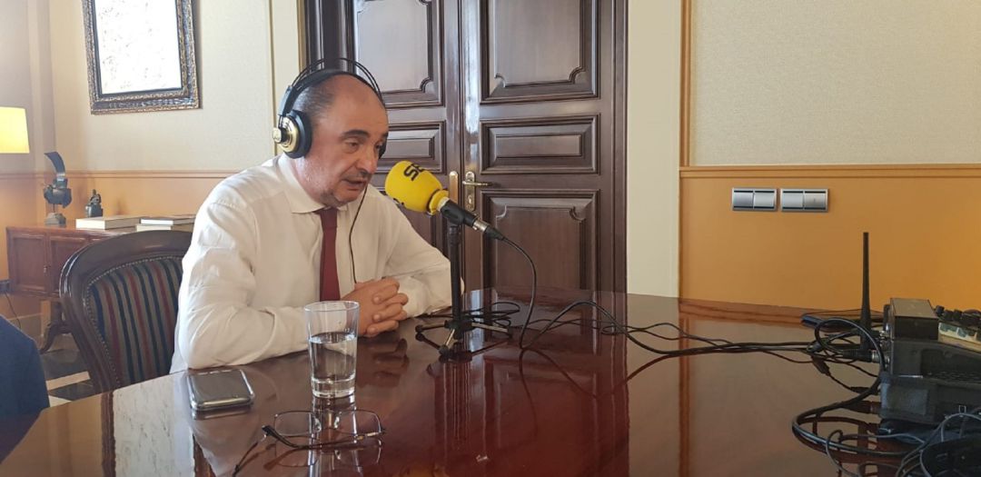 El presidente Javier Lambán, en la sede del Gobierno de Aragón, durante su intervención en La Rebotica, de Radio Zaragoza El presidente Javier Lambán, en la sede del Gobierno de Aragón, durante su intervención en La Rebotica, de Radio Zaragoza