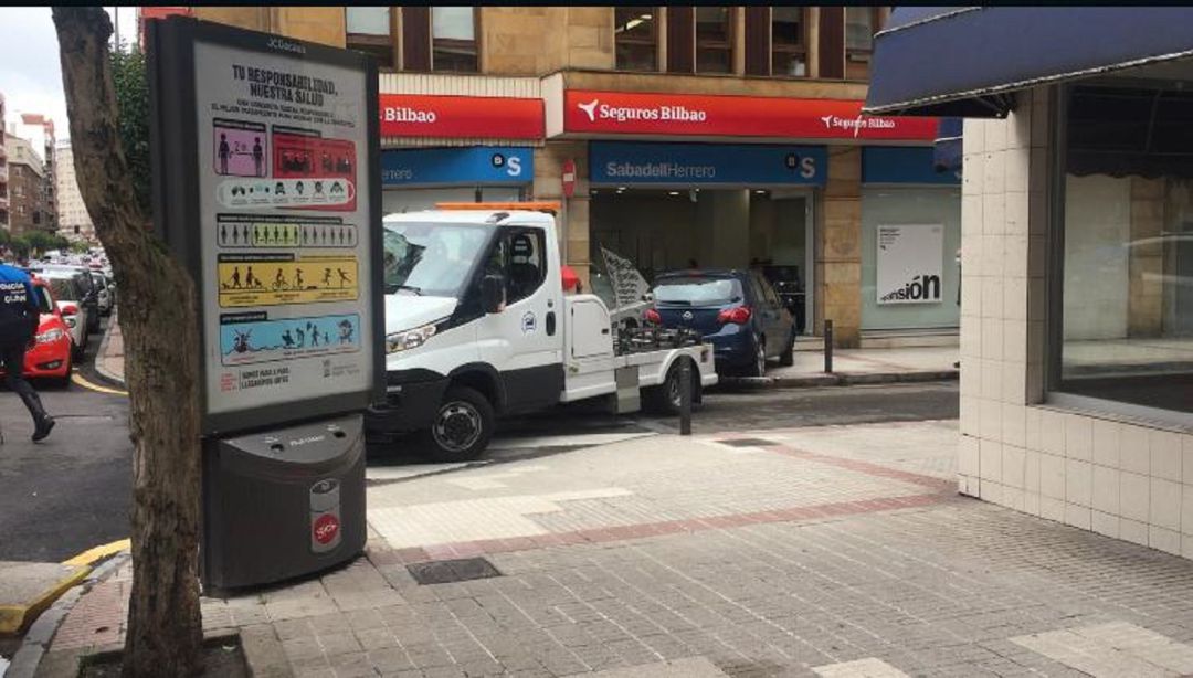 El coche retirado por la grúa. El coche retirado por la grúa.