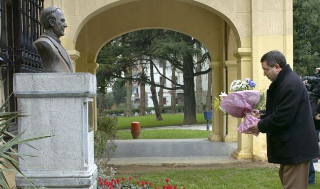 El alcalde de Portugalete (Vizcaya), Mikel Cabieces, durante la ofrenda floral ante el busto del jesuíta Ignacio Ellacuría El alcalde de Portugalete (Vizcaya), Mikel Cabieces, durante la ofrenda floral ante el busto del jesuíta Ignacio Ellacuría
