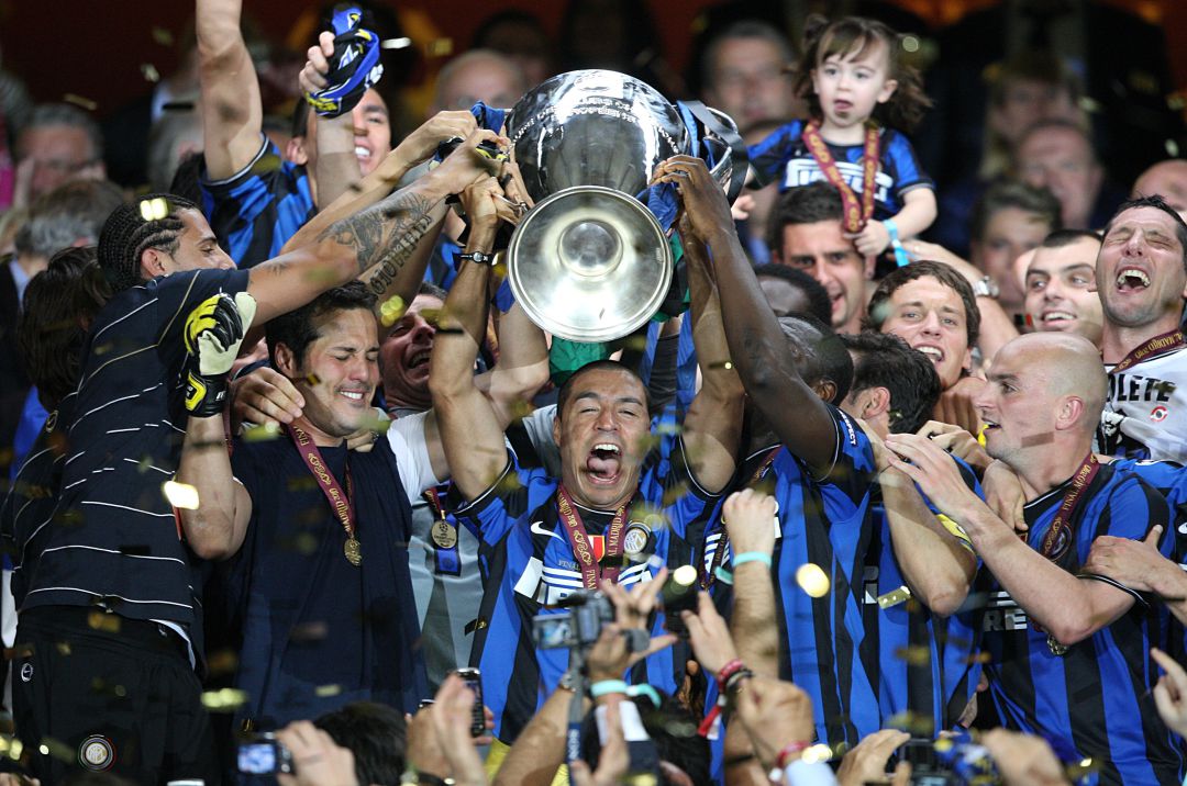 Córdoba levanta la Champions League ganada con el Inter en 2010. Córdoba levanta la Champions League ganada con el Inter en 2010.