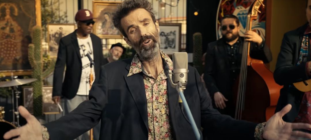 Fotograma del videoclip 'Eso que tú me das' Fotograma del videoclip 'Eso que tú me das'