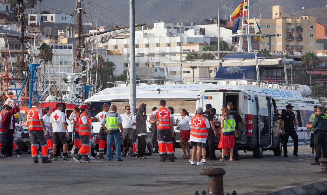 Un grupo de personas migrantes son atendidas y asistidas por personal de la Policía Nacional y Cruz Roja en el Puerto de Los Cristianos, Arona (Tenerife). Un grupo de personas migrantes son atendidas y asistidas por personal de la Policía Nacional y Cruz Roja en el Puerto de Los Cristianos, Arona (Tenerife).
