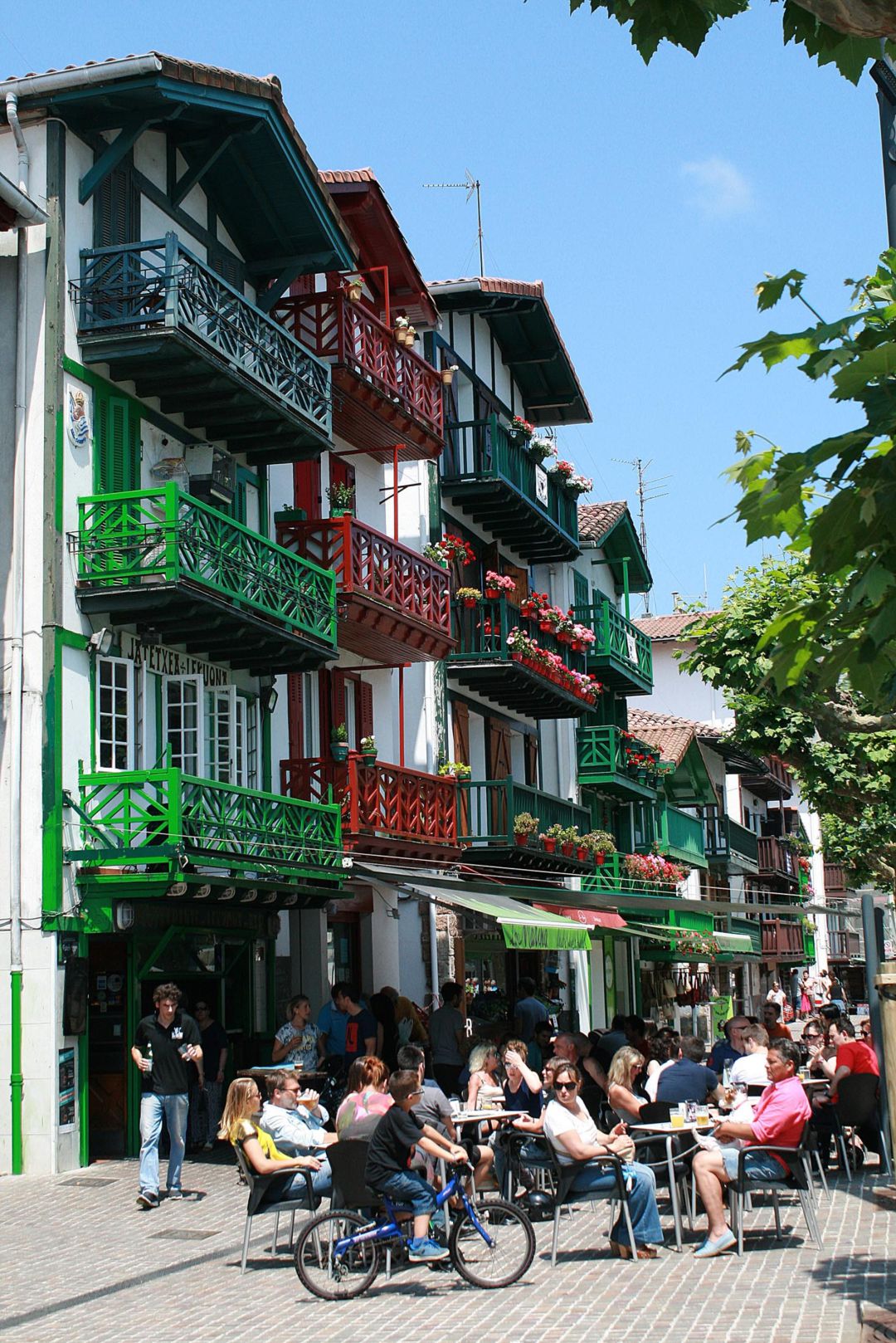 Alguno de los establecimientos de hostelería y comercio de la ciudad Alguno de los establecimientos de hostelería y comercio de la ciudad