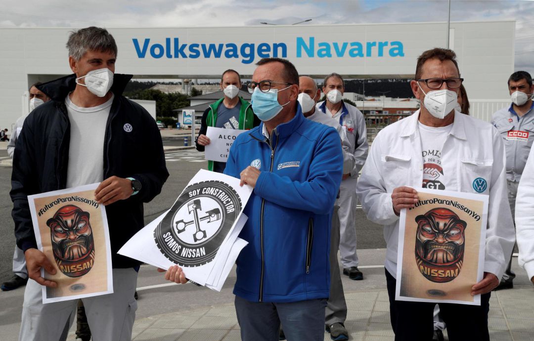 Un grupo de trabajadores de Volkswagen Navarra durante la concentración que han llevado a cabo este martes ante la factoría de Landaben con la que han querido mostrar todo su apoyo a sus compañeros de Nissan de Barcelona y de Alcoa en Lugo Un grupo de trabajadores de Volkswagen Navarra durante la concentración que han llevado a cabo este martes ante la factoría de Landaben con la que han querido mostrar todo su apoyo a sus compañeros de Nissan de Barcelona y de Alcoa en Lugo