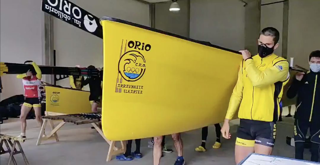 Los remeros de Orio, con mascarilla, sacan la trainera para empezar a entrenar Los remeros de Orio, con mascarilla, sacan la trainera para empezar a entrenar