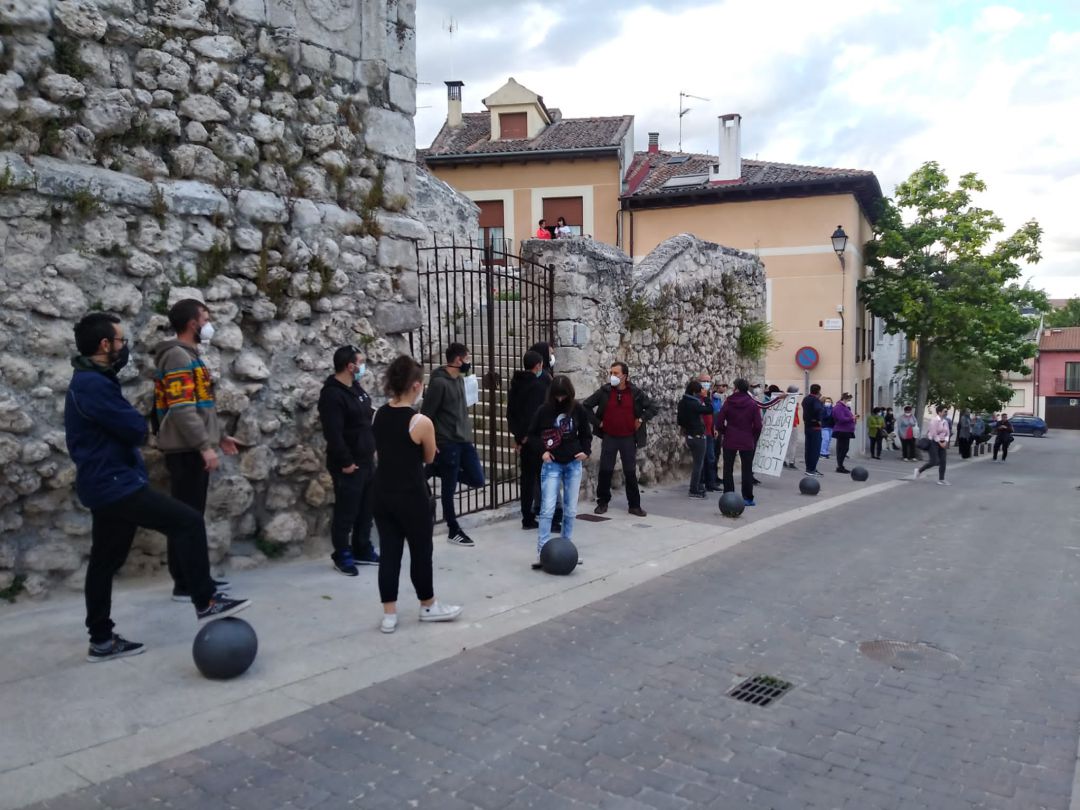 Concentración de vecinos a las puertas del Centro de Salud de Cuéllar Concentración de vecinos a las puertas del Centro de Salud de Cuéllar