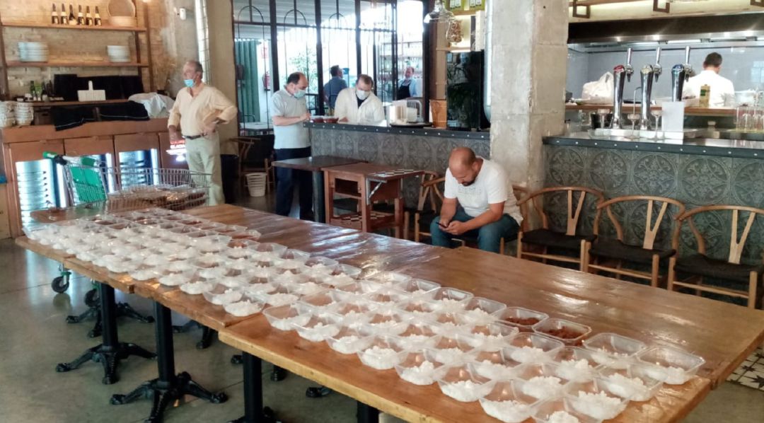 En imagen, algunas de las raciones preparadas en estas cocinas solidarias de la Hermandad de La Macarena En imagen, algunas de las raciones preparadas en estas cocinas solidarias de la Hermandad de La Macarena