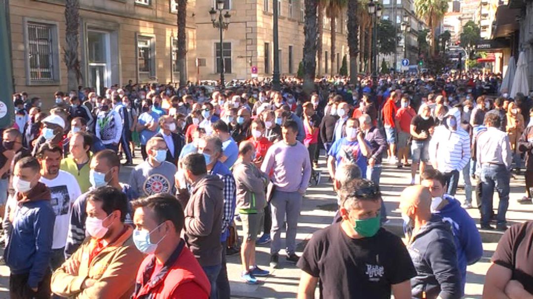 Cientos de trabajadores del naval convergieron en la delegación territorial de la Xunta en Vigo. Cientos de trabajadores del naval convergieron en la delegación territorial de la Xunta en Vigo.