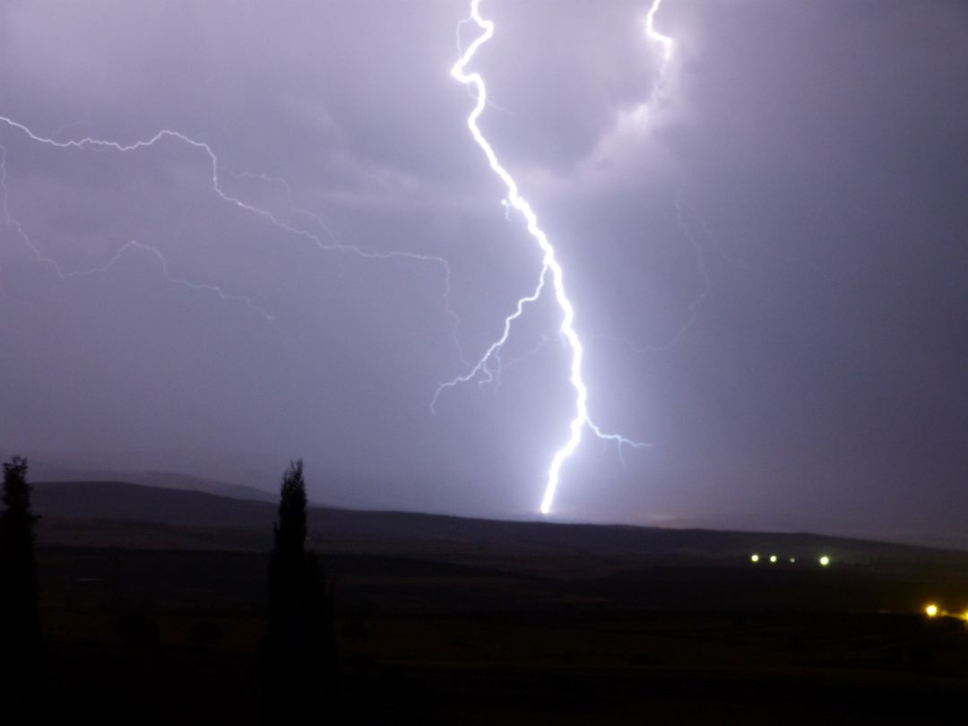 Rayo en una tormenta. Foto de archivo. Rayo en una tormenta. Foto de archivo.