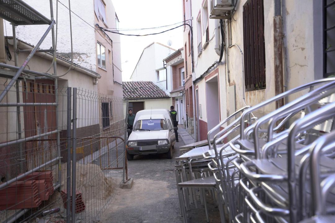 Furgoneta abandonada por el conocido como Rambo de Requena, que finalmente ha sido detenido tras presuntamente haber herido de bala en la provincia de Teruel a un agente del cuerpo y robar dos coches Furgoneta abandonada por el conocido como Rambo de Requena, que finalmente ha sido detenido tras presuntamente haber herido de bala en la provincia de Teruel a un agente del cuerpo y robar dos coches