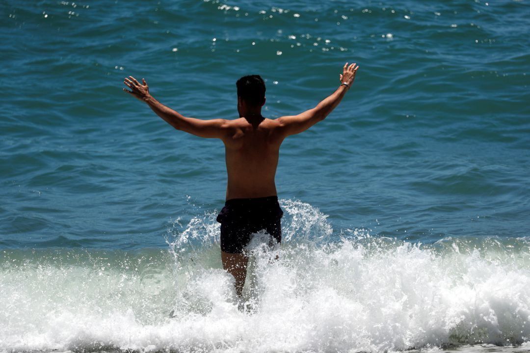 Un ciudadano se baña en las playas de la Costa del Sol Un ciudadano se baña en las playas de la Costa del Sol