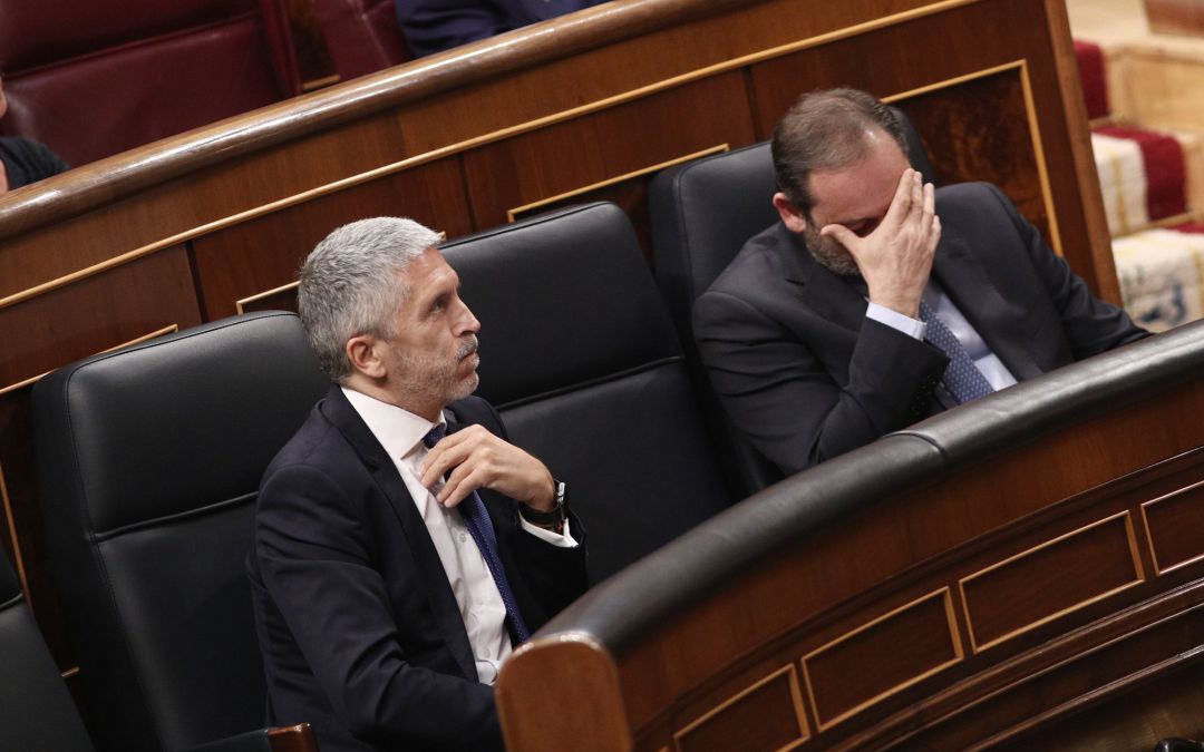 El ministro del Interior, Fernando Grande-Marlaska (i), y el ministro de Transportes, Movilidad y Agenda Urbana, José Luis Ábalos (d), durante en el pleno celebrado en el Congreso de los Diputados El ministro del Interior, Fernando Grande-Marlaska (i), y el ministro de Transportes, Movilidad y Agenda Urbana, José Luis Ábalos (d), durante en el pleno celebrado en el Congreso de los Diputados