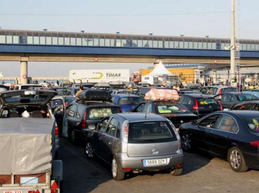 Vehículos en el embarque hacia Tánger. Vehículos en el embarque hacia Tánger.