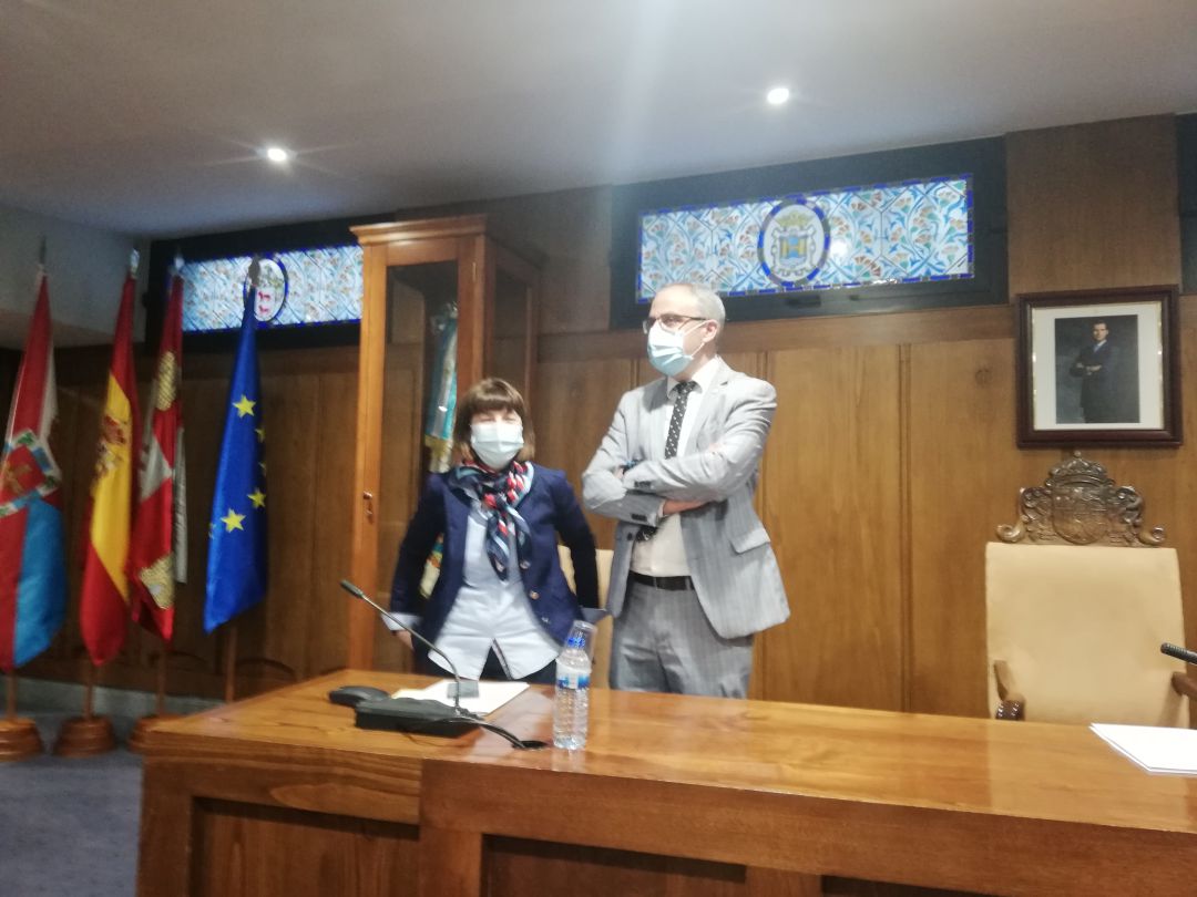 Concejala de Economía, Mabel Fernández y alcalde de Ponferrada, Olegario Ramón Concejala de Economía, Mabel Fernández y alcalde de Ponferrada, Olegario Ramón