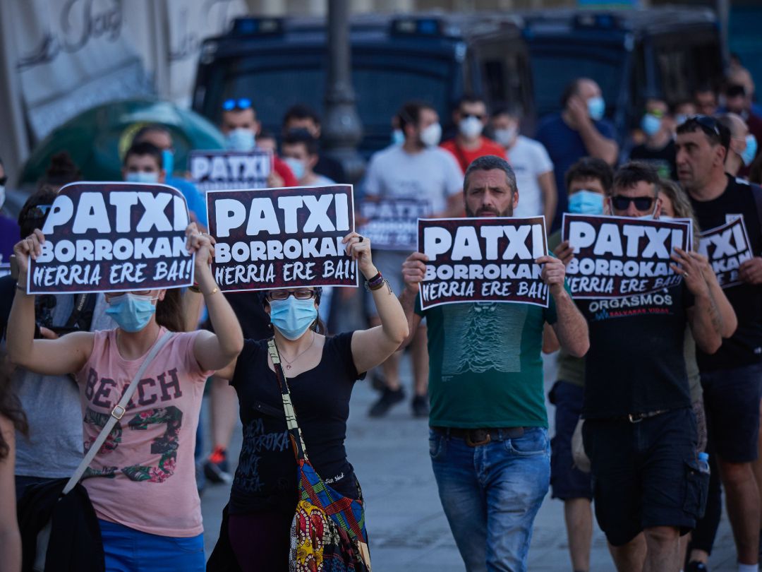 Varias personas protestan en Pamplona el 30 de mayo durante la manifestacion en favor del preso de ETA, Patxi Ruiz, que se declaró en huelga de hambre Varias personas protestan en Pamplona el 30 de mayo durante la manifestacion en favor del preso de ETA, Patxi Ruiz, que se declaró en huelga de hambre