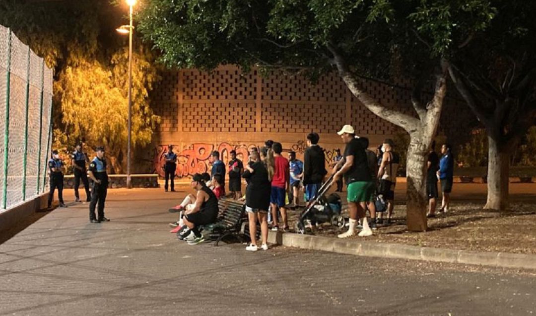 50 personas reunidas en una cancha deportiva 50 personas reunidas en una cancha deportiva