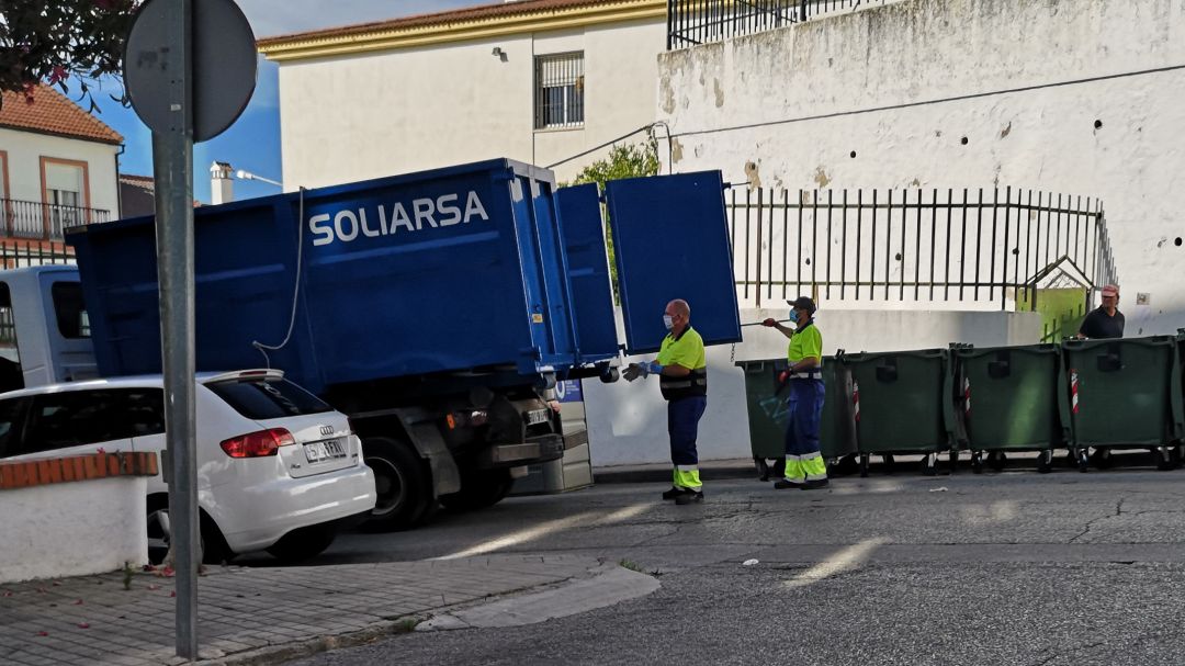 Operarios de Soliarsa en la barriada de San Rafael Operarios de Soliarsa en la barriada de San Rafael
