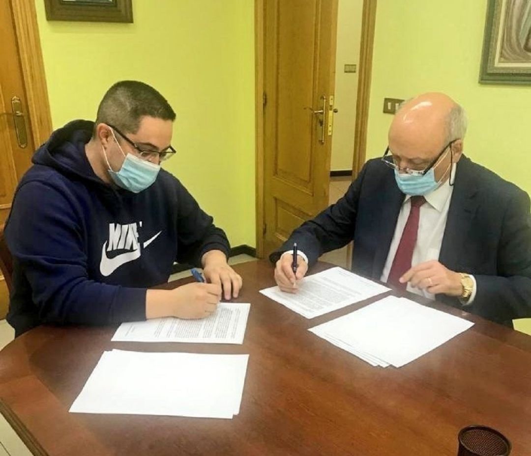 Diego Epifanio durante la firma de su renovación Diego Epifanio durante la firma de su renovación