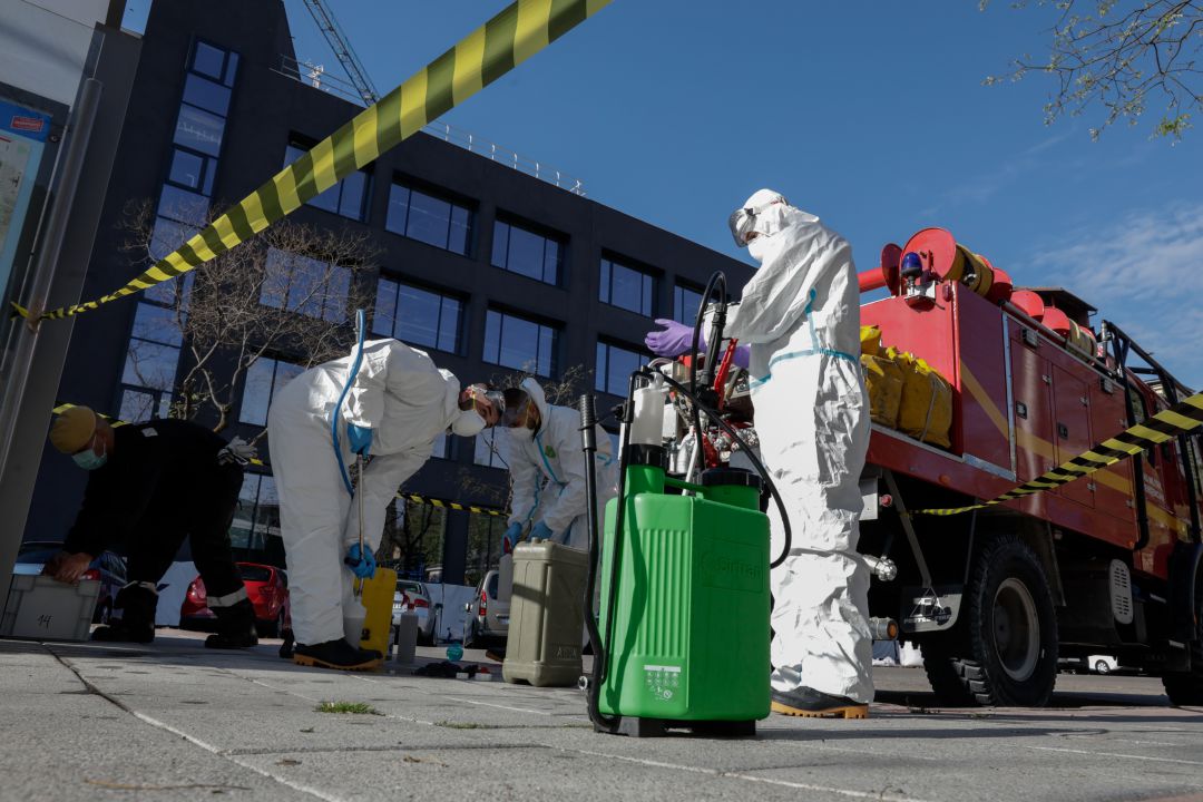 Agentes de la Unidad Militar de Emergencias desinfectan una residencia en Madrid al inicio de la crisis del coronavirus. Agentes de la Unidad Militar de Emergencias desinfectan una residencia en Madrid al inicio de la crisis del coronavirus.