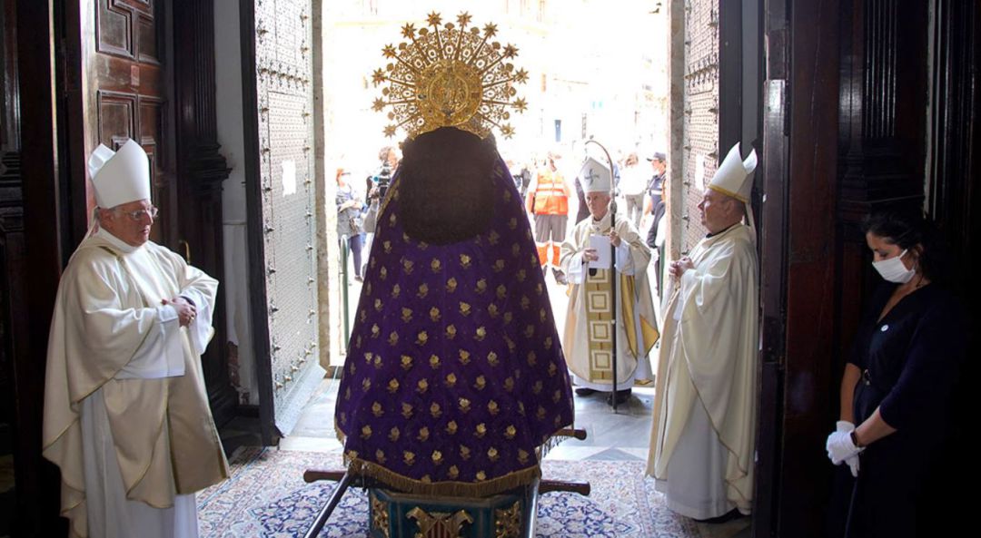 La imagen de la Virgen de los Desamparados en el quicio de una de las puertas principales de la Basílica de la Virgen el día de la patrona La imagen de la Virgen de los Desamparados en el quicio de una de las puertas principales de la Basílica de la Virgen el día de la patrona