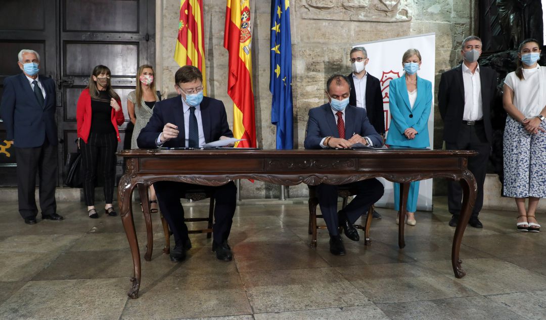El president Ximo Puig y el presidente de CEV Salvador Navarro firman el convenio por el que se pondrá en marcha el Plan Agiliza El president Ximo Puig y el presidente de CEV Salvador Navarro firman el convenio por el que se pondrá en marcha el Plan Agiliza