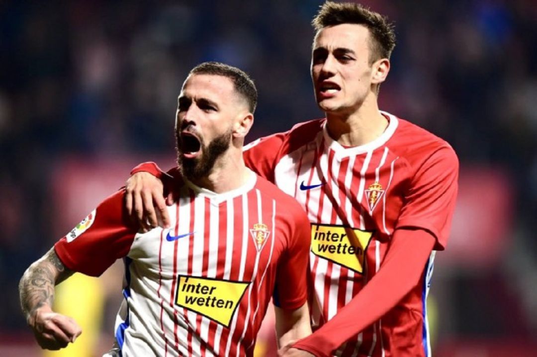 Álvaro Vázquez y Pedro Díaz celebran un gol en El Molinón Álvaro Vázquez y Pedro Díaz celebran un gol en El Molinón