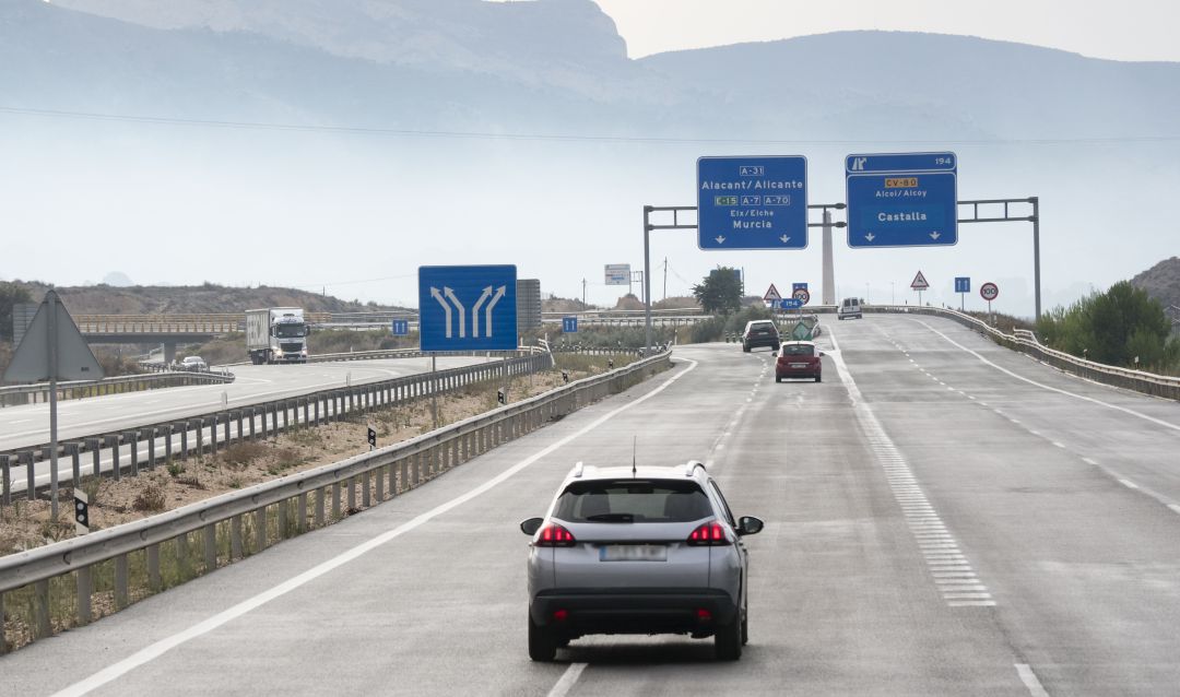 Un turismo en la carretera. Un turismo en la carretera.