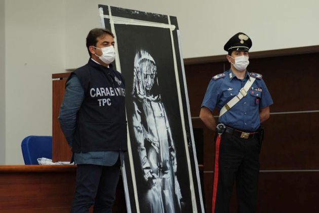 Carabinieri junto al mural de Banksy recuperado Carabinieri junto al mural de Banksy recuperado