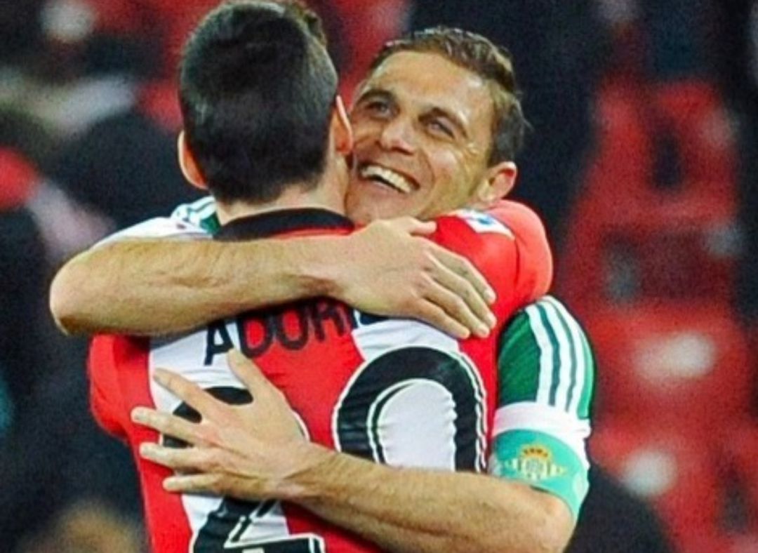 Joaquín y Aduriz en un abrazo, durante un partido Joaquín y Aduriz en un abrazo, durante un partido