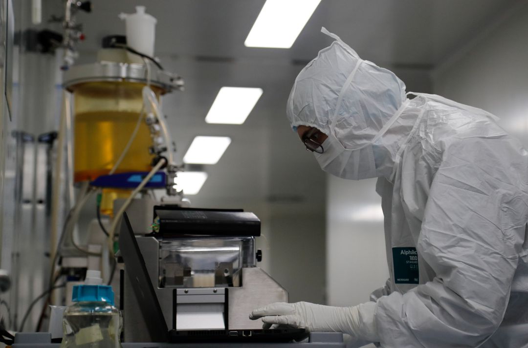 Un científico trabaja en una vacuna contra el coronavirus. Un científico trabaja en una vacuna contra el coronavirus.