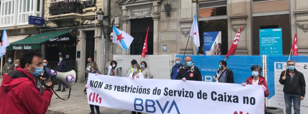 Protesta de CIG Banca frente a una oficina del BBVA en A Coruña Protesta de CIG Banca frente a una oficina del BBVA en A Coruña