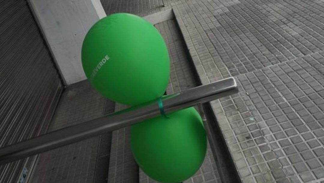 A Coruña amanece con globos verdes en sus calles A Coruña amanece con globos verdes en sus calles