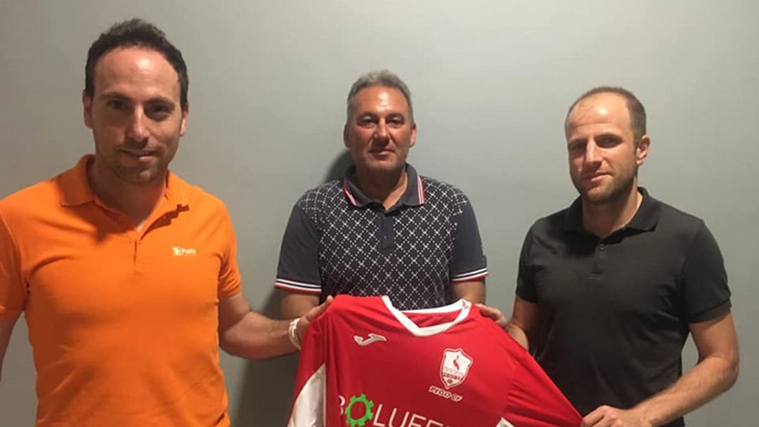 A la izquierda el técnico junto al presidente del Pego y Giménez. A la izquierda el técnico junto al presidente del Pego y Giménez.