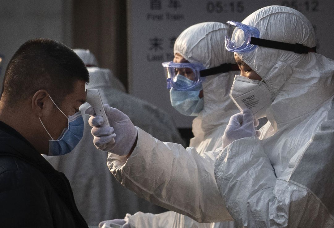 Sanitarios miden la temperatura a una persona Sanitarios miden la temperatura a una persona