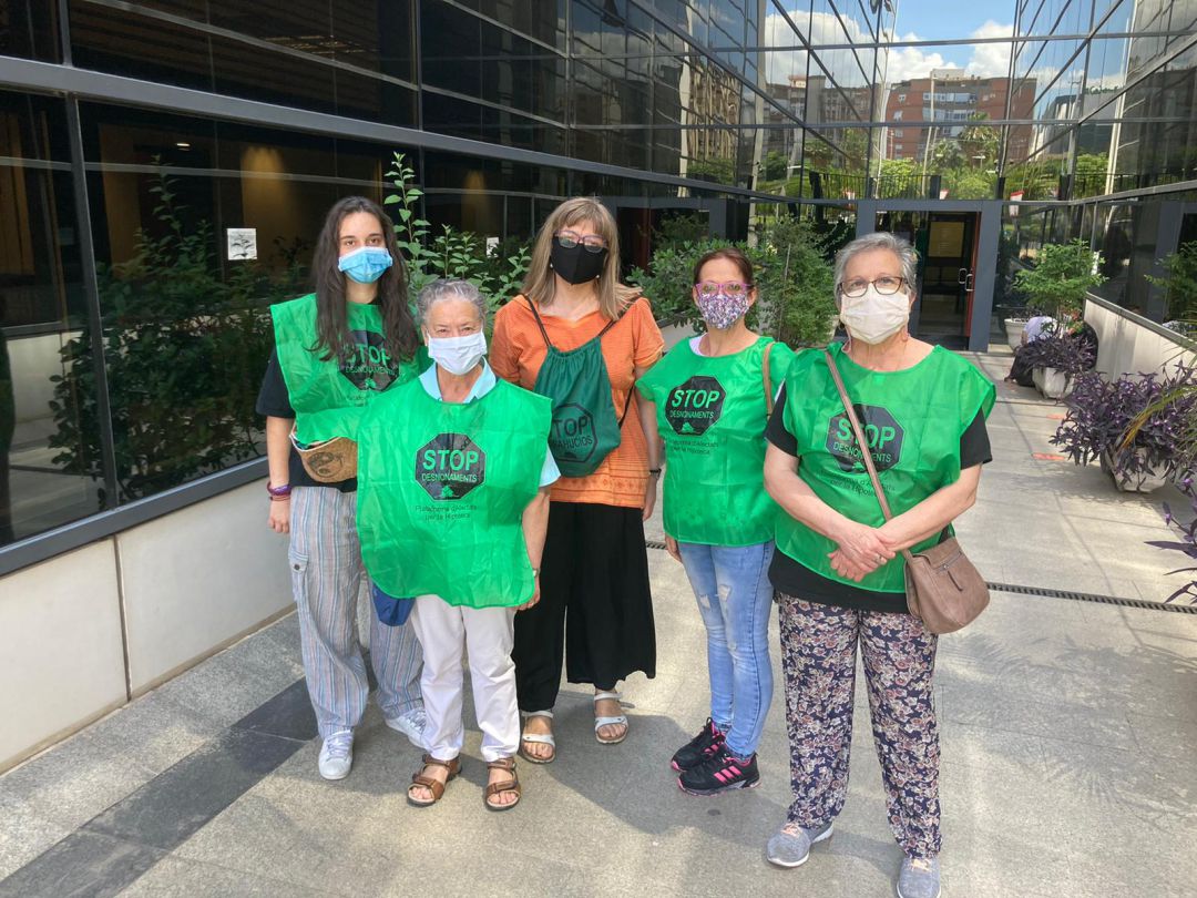 Miembros de la Plataforma Antidesahucios y la Asociación Andaluza de Barrios Ignorados tras registrar una declaración social dirigida a distintas administraciones públicas por la falta de amparo eléctrico a una vecina de Jaén Miembros de la Plataforma Antidesahucios y la Asociación Andaluza de Barrios Ignorados tras registrar una declaración social dirigida a distintas administraciones públicas por la falta de amparo eléctrico a una vecina de Jaén