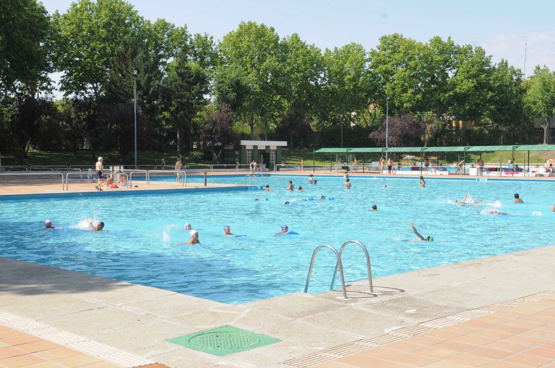 Imagen de recurso de una piscina de verano en la ciudad de Madrid. Imagen de recurso de una piscina de verano en la ciudad de Madrid.