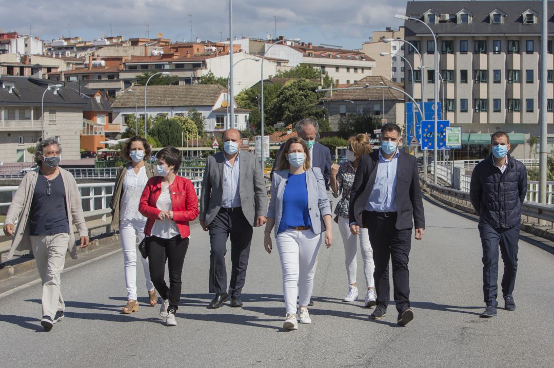 Alcaldes gallegos de la ribera del Miño junto al director de la AECT Río Minho cruzan el puente que une Salvaterra con Monçao. Alcaldes gallegos de la ribera del Miño junto al director de la AECT Río Minho cruzan el puente que une Salvaterra con Monçao.