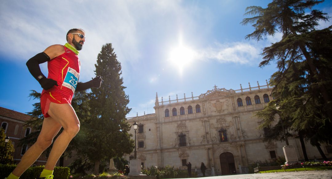 Un participante en el Martón de Alcalá de Henares pasa por delante de la Universidad de Alcalá Un participante en el Martón de Alcalá de Henares pasa por delante de la Universidad de Alcalá