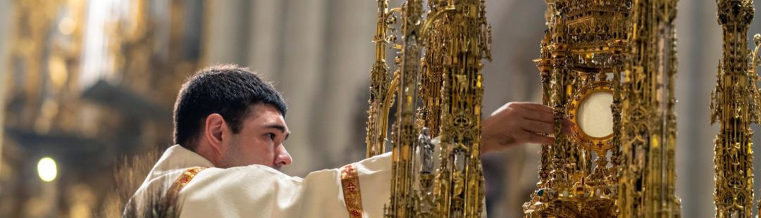Medio millar de personas vive este jueves un Corpus Christi diferente en la Catedral de Toledo Medio millar de personas vive este jueves un Corpus Christi diferente en la Catedral de Toledo