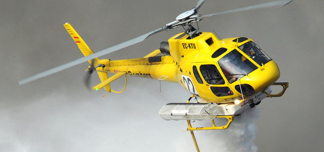 Un helicóptero en tareas de extinción de incendios Un helicóptero en tareas de extinción de incendios