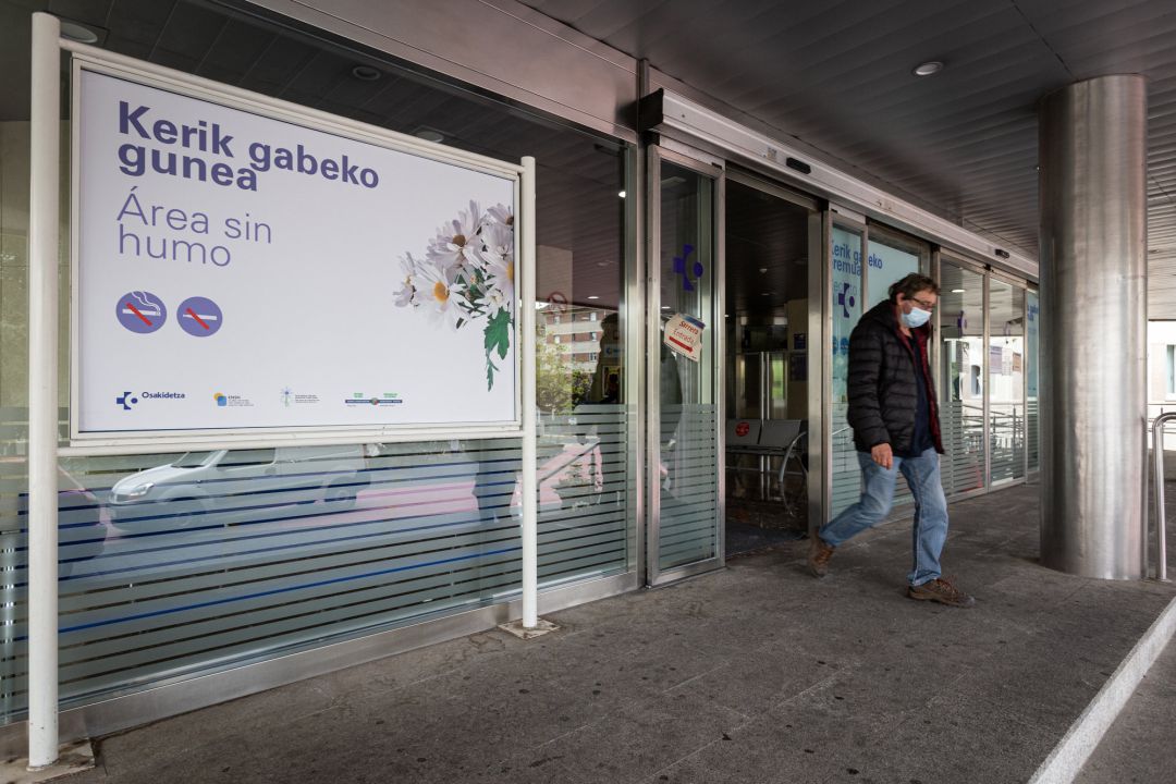 Un hombre sale del Hospital de Txagorritxu (Vitoria), donde a consejera de Salud de Euskadi, Nekane Muga, ha confirmado un nuevo foco de coronavirus. Un hombre sale del Hospital de Txagorritxu (Vitoria), donde a consejera de Salud de Euskadi, Nekane Muga, ha confirmado un nuevo foco de coronavirus.