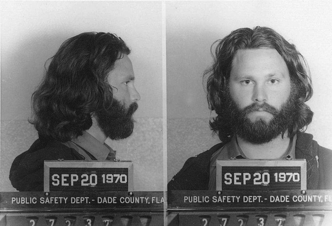 Fotografía policial de Jim Morrison tras su detención el 20 de septiembre de 1970 en Dade County, Florida. Fotografía policial de Jim Morrison tras su detención el 20 de septiembre de 1970 en Dade County, Florida.