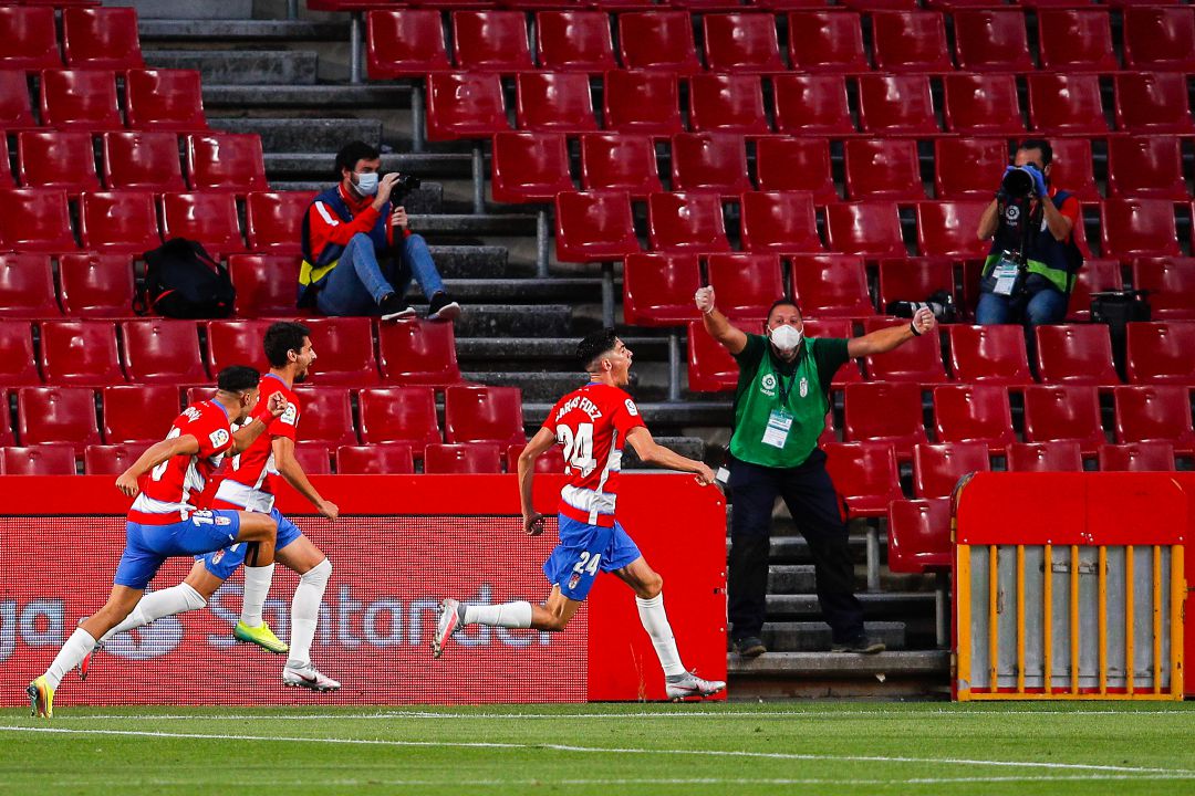 Carlos Fernández celebra uno de los goles anotados para el Granada Carlos Fernández celebra uno de los goles anotados para el Granada