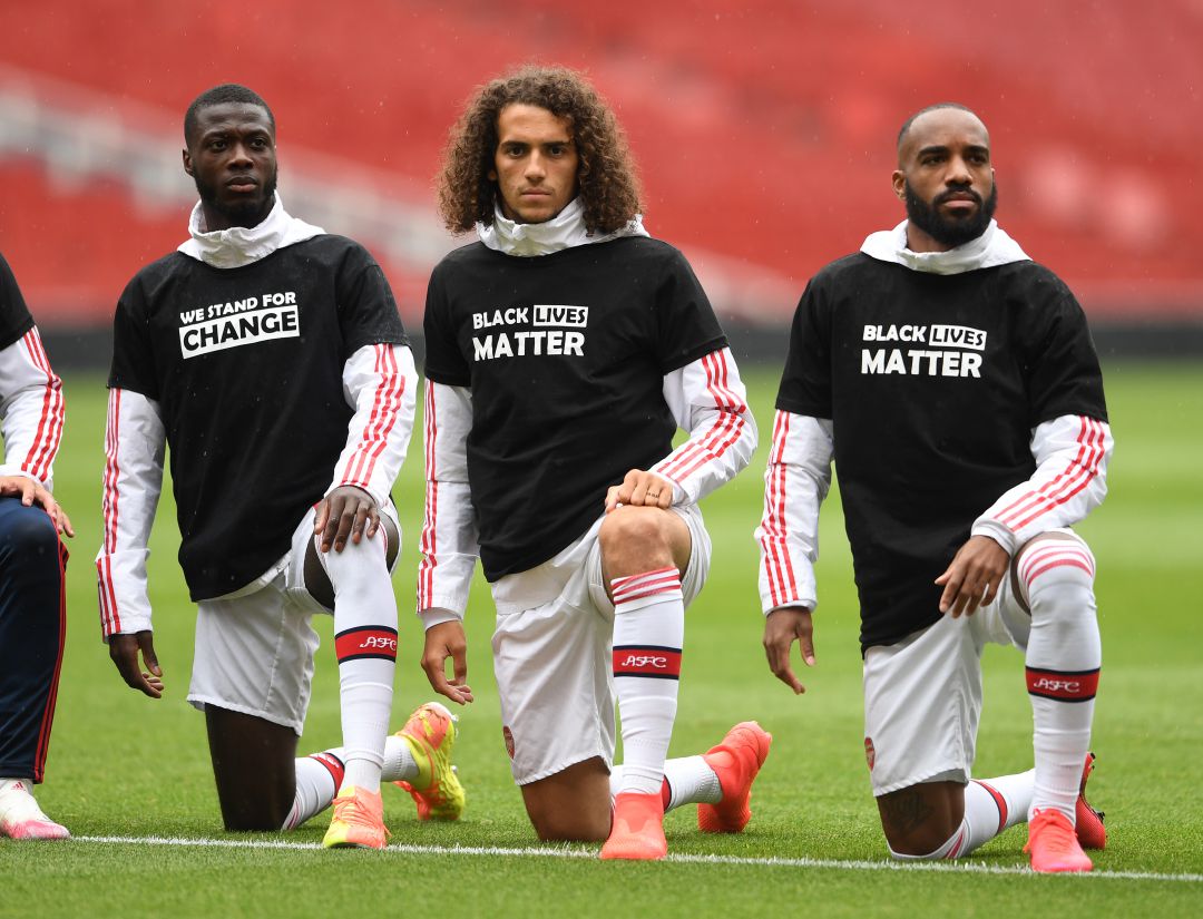 Jugadores del Arsenal luciendo el mensaje "Black Lives Matter" Jugadores del Arsenal luciendo el mensaje "Black Lives Matter"