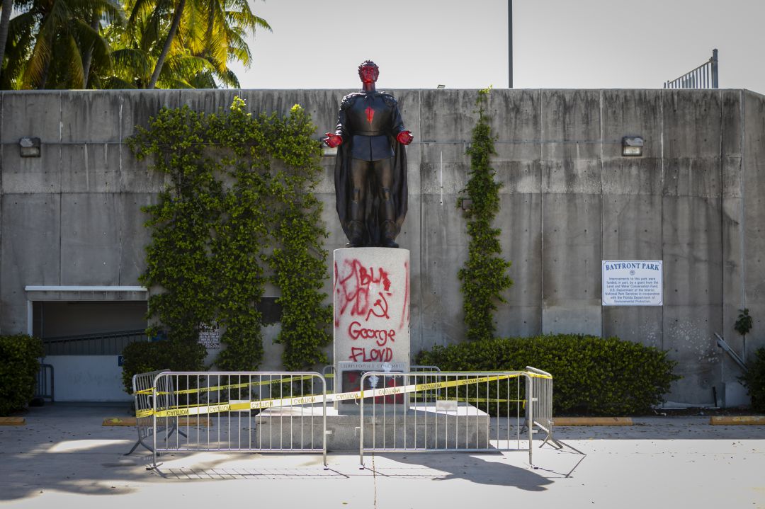 La estatua de Cristóbal Colón, en Miami, con pintadas. La estatua de Cristóbal Colón, en Miami, con pintadas.