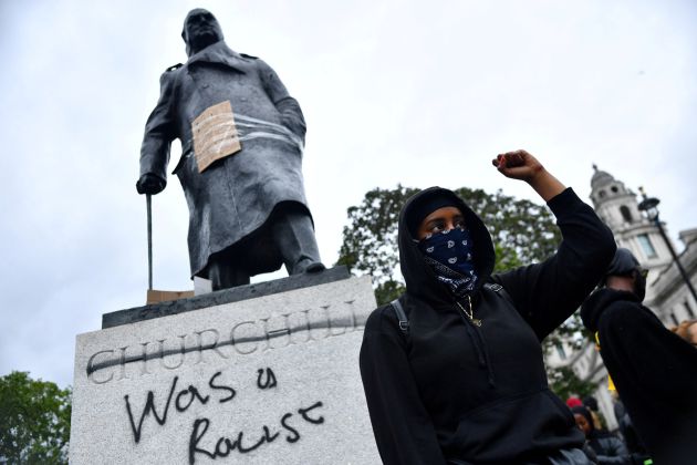 Imagen del 7 de junio en la que se ve la estatua de Churchill con una pintada que dice "era un racista" Imagen del 7 de junio en la que se ve la estatua de Churchill con una pintada que dice "era un racista"