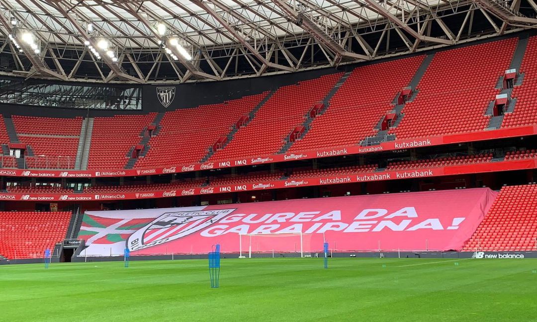 Estadio de San Mamés decorado con motivo de la vuelta a la competición de fútbol y enfrentará al Athletic frente al Atlético de Madrid el próximo Domingo Estadio de San Mamés decorado con motivo de la vuelta a la competición de fútbol y enfrentará al Athletic frente al Atlético de Madrid el próximo Domingo